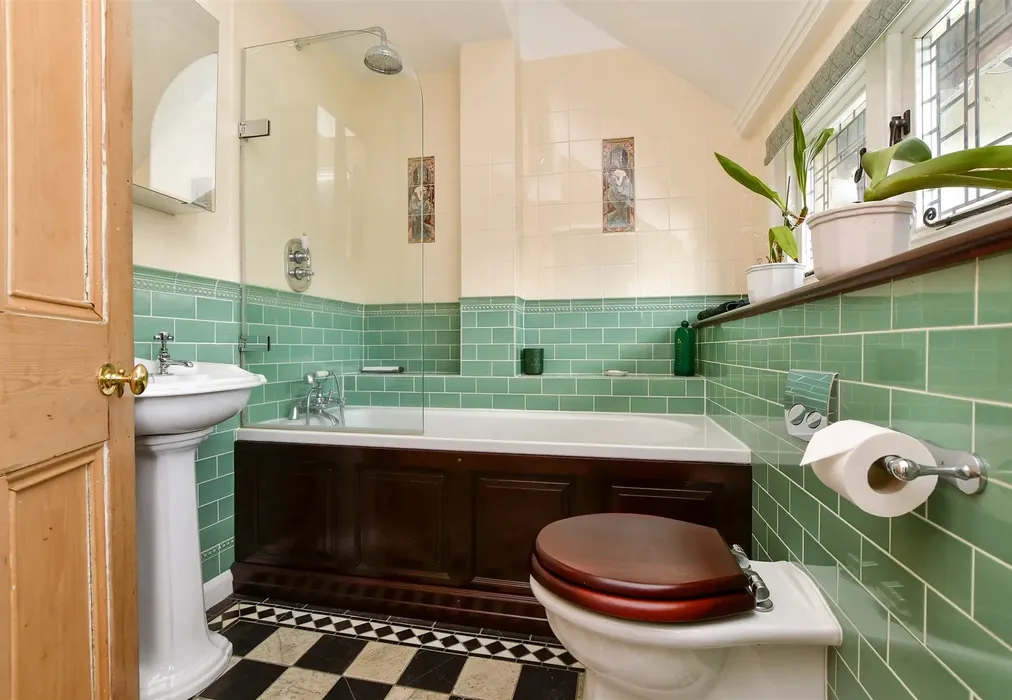 Bathroom - Hogscross Lane, Chipstead, Surrey - Wards of Kent