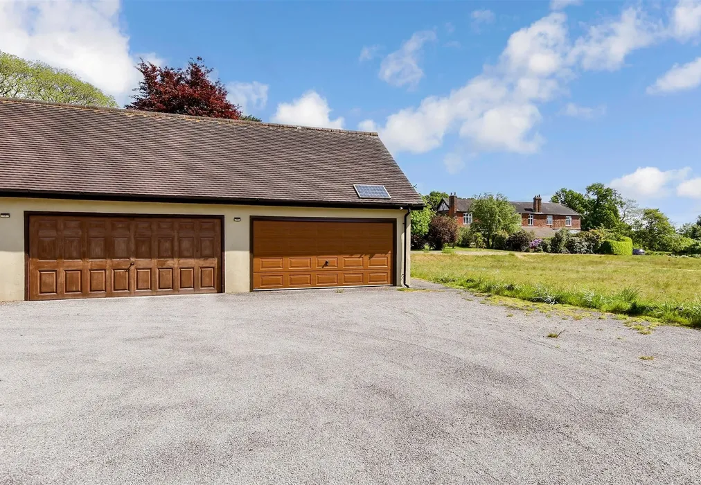 Garage - Hogscross Lane, Chipstead, Surrey - Wards of Kent