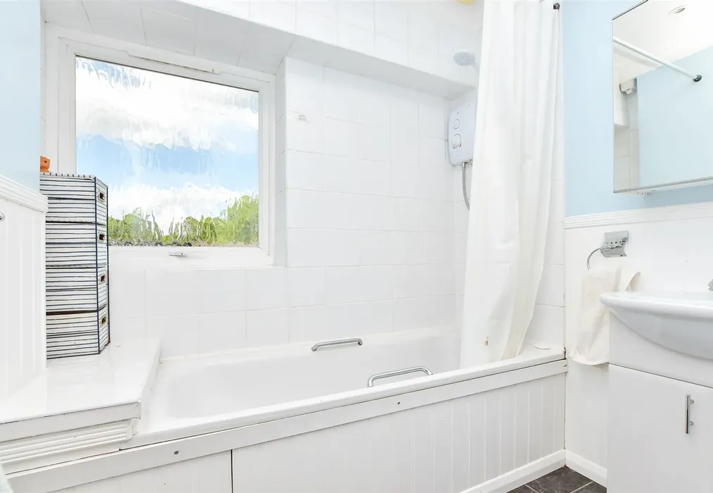 Bathroom - Ash Close, Merstham, Redhill, Surrey - Wards of Kent