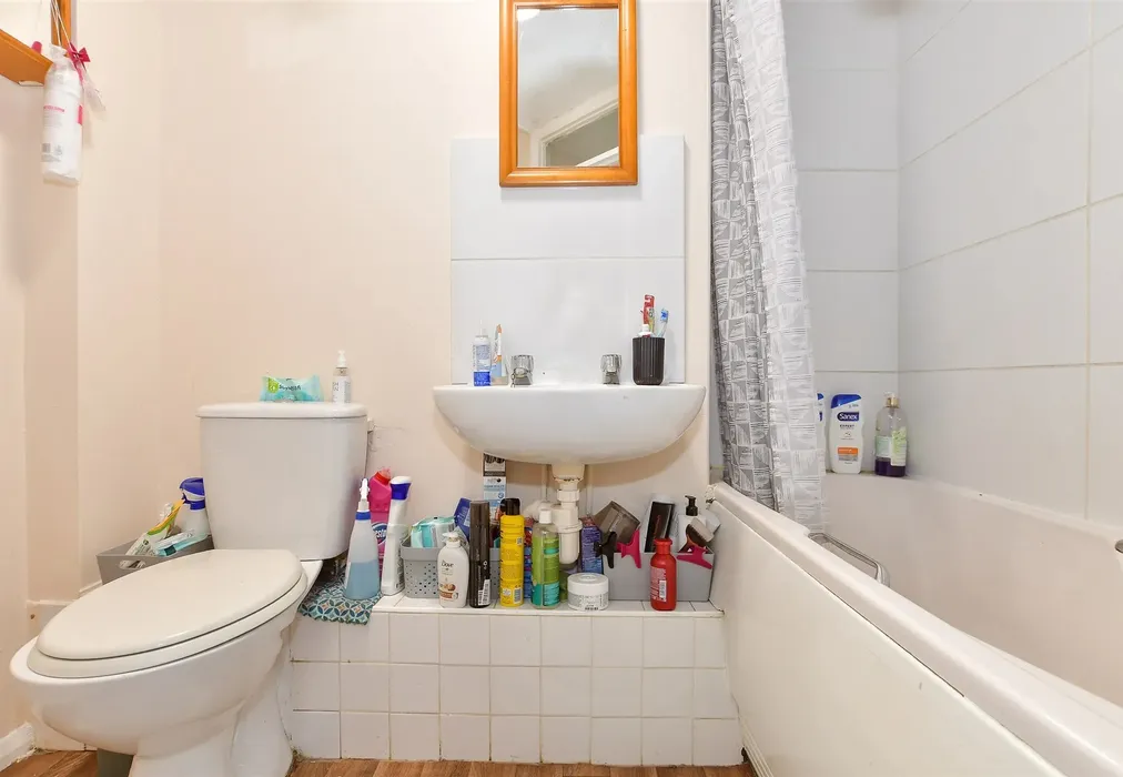 Bathroom - Camelot Court, Ifield, Crawley, West Sussex - Wards of Kent