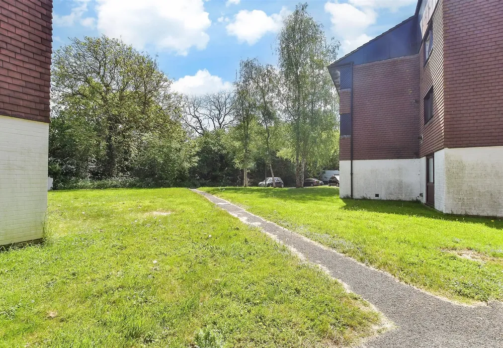 Communal Gardens - Camelot Court, Ifield, Crawley, West Sussex - Wards of Kent