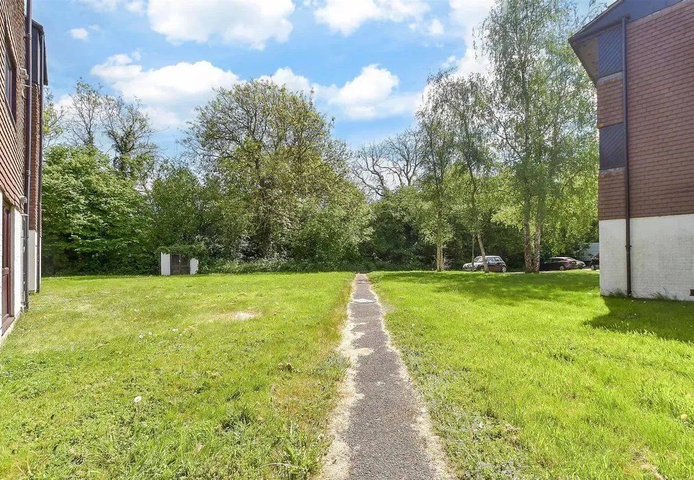 Communal Gardens - Camelot Court, Ifield, Crawley, West Sussex - Wards of Kent