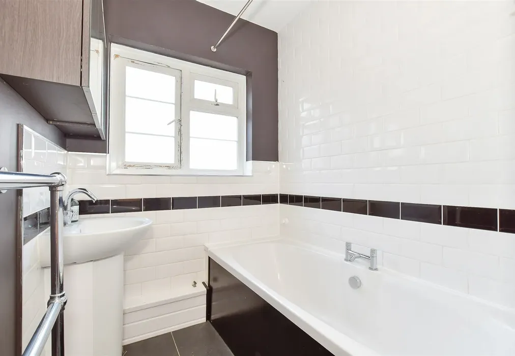 Bathroom - Havelock Road, Southsea, Hampshire - Wards of Kent