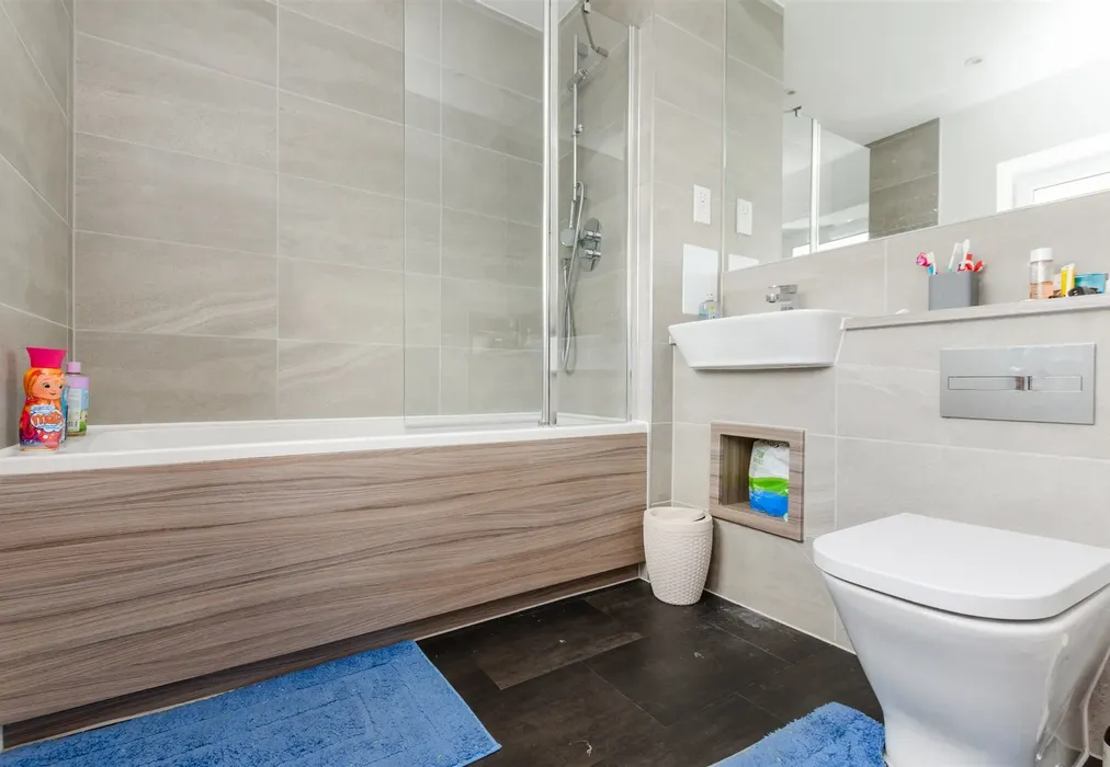 Bathroom - Glenway road, Rochester, Kent - Wards of Kent