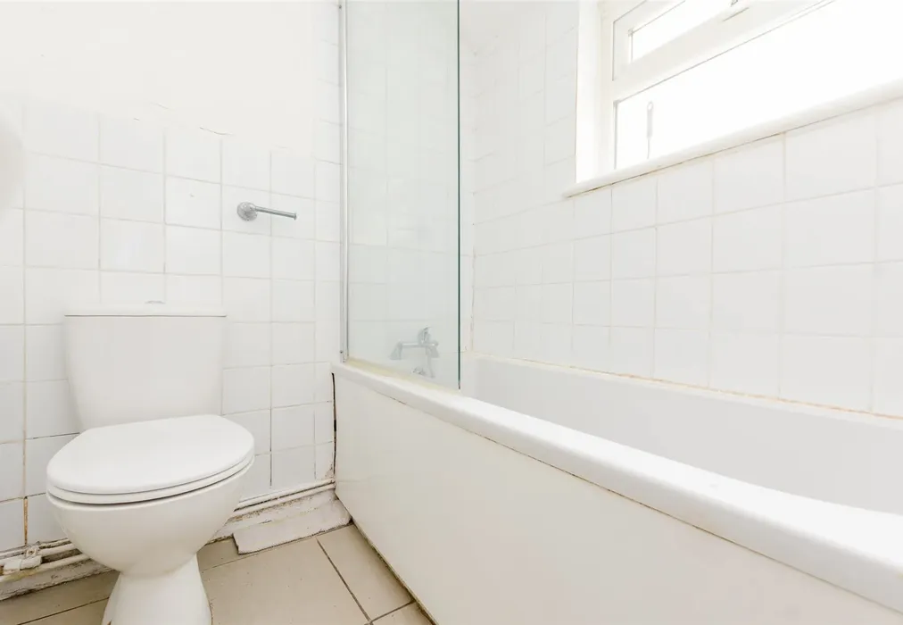 Bathroom - James Street, Gillingham, Kent - Wards of Kent
