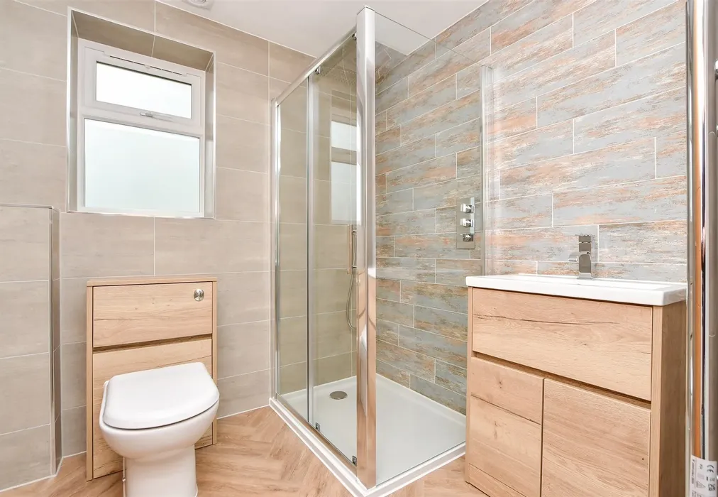 En-Suite - Stanley Road, Broadstairs, Kent - Wards of Kent
