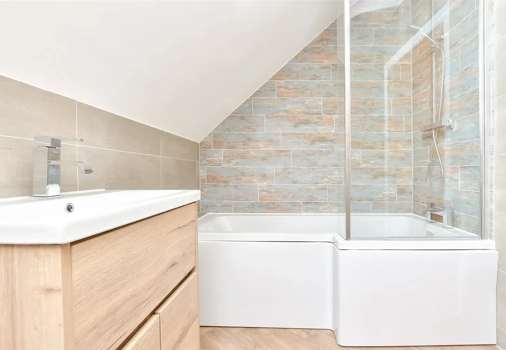 Bathroom - Stanley Road, Broadstairs, Kent - Wards of Kent