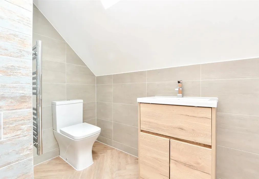 Bathroom - Stanley Road, Broadstairs, Kent - Wards of Kent