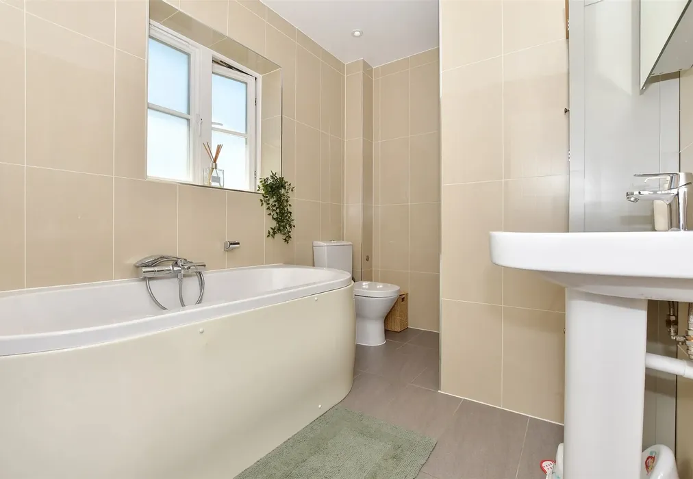 En-Suite Bathroom - Cannon Street, Deal, Kent - Wards of Kent