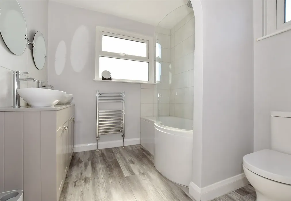 Bathroom - Boleyn Avenue, Westbrook, Kent - Wards of Kent