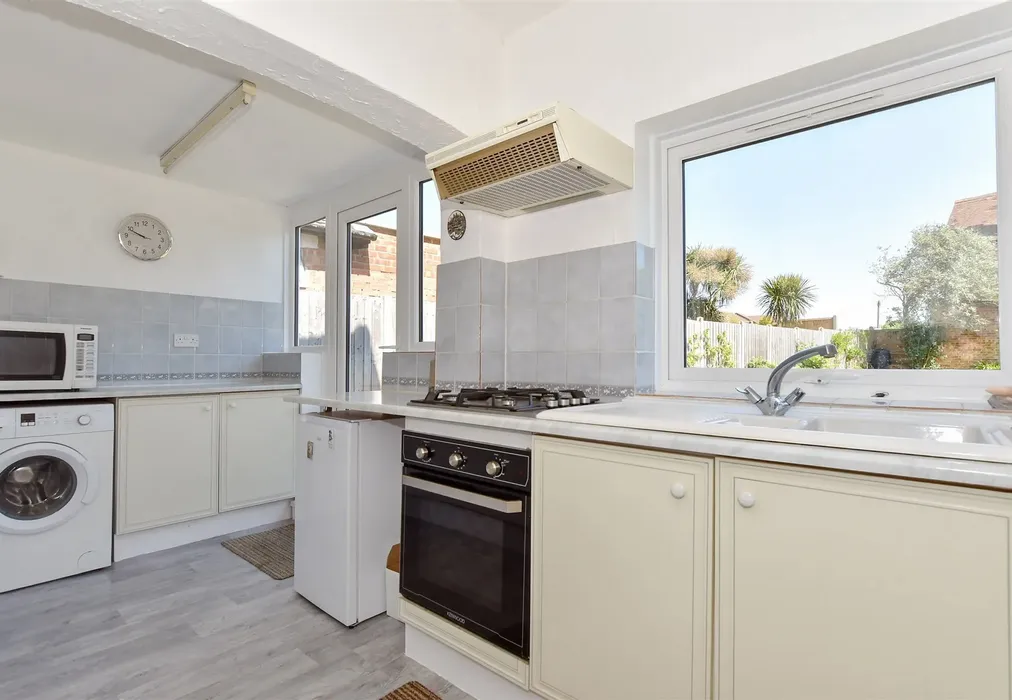 Kitchen - Beacon Road, Broadstairs, Kent - Wards of Kent