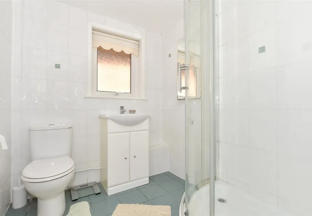 Shower Room - Beacon Road, Broadstairs, Kent - Wards of Kent