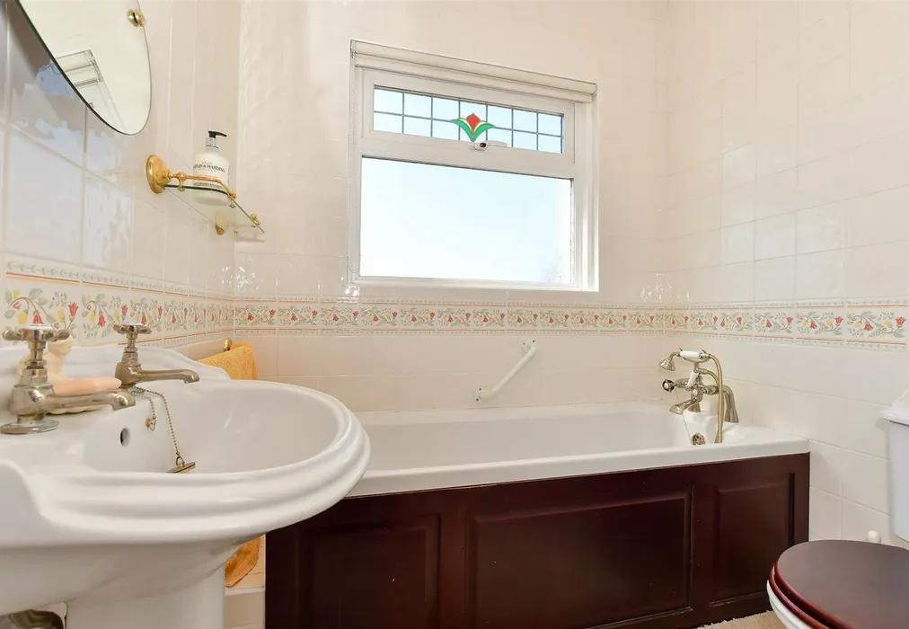 Bathroom - Beacon Road, Broadstairs, Kent - Wards of Kent