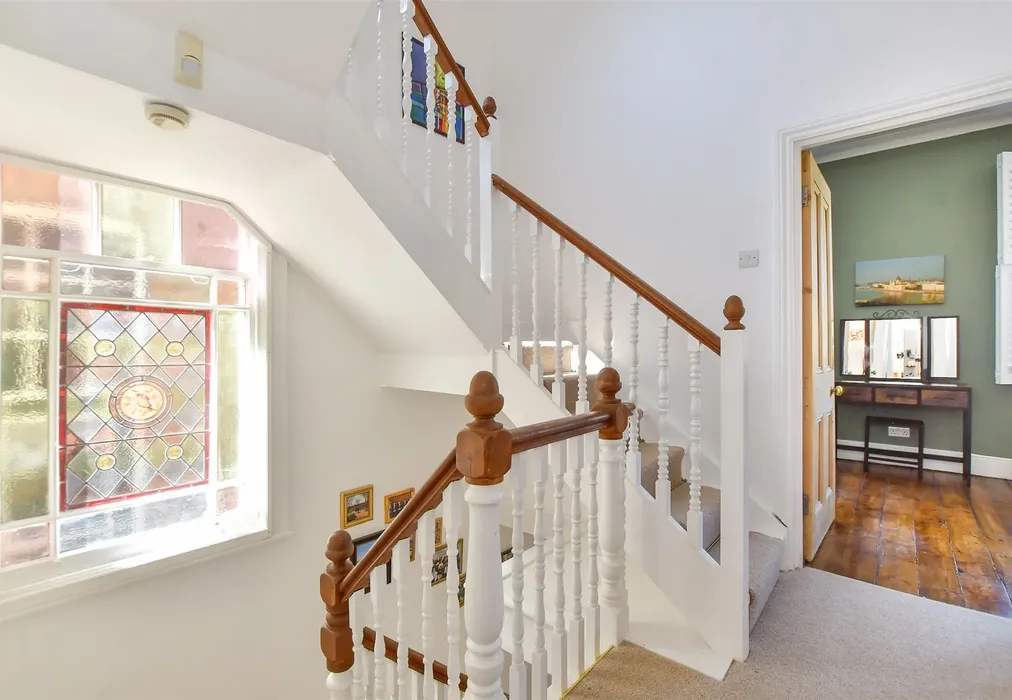 Landing - Russell Road, Buckhurst Hill, Essex - Wards of Kent