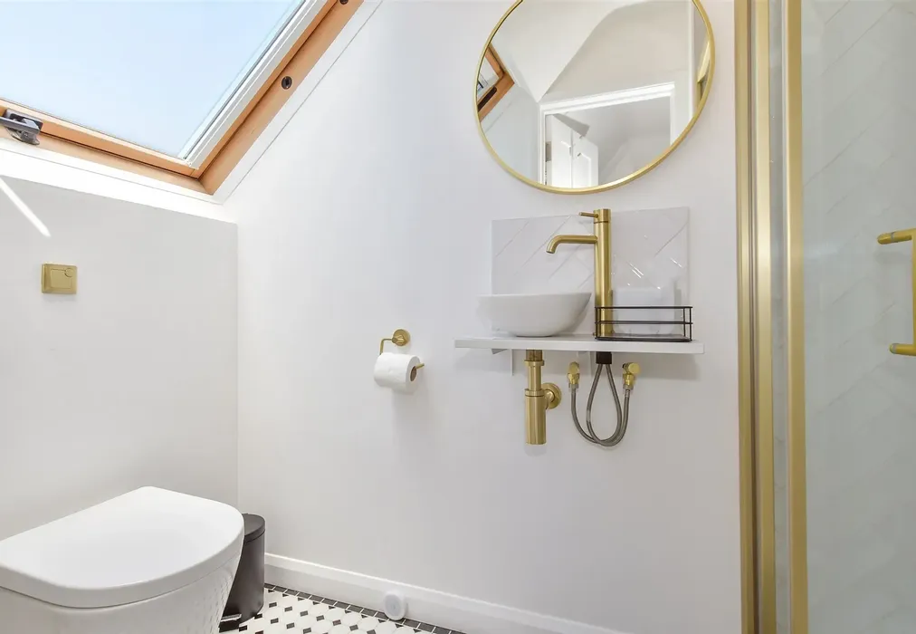 En-Suite - Russell Road, Buckhurst Hill, Essex - Wards of Kent