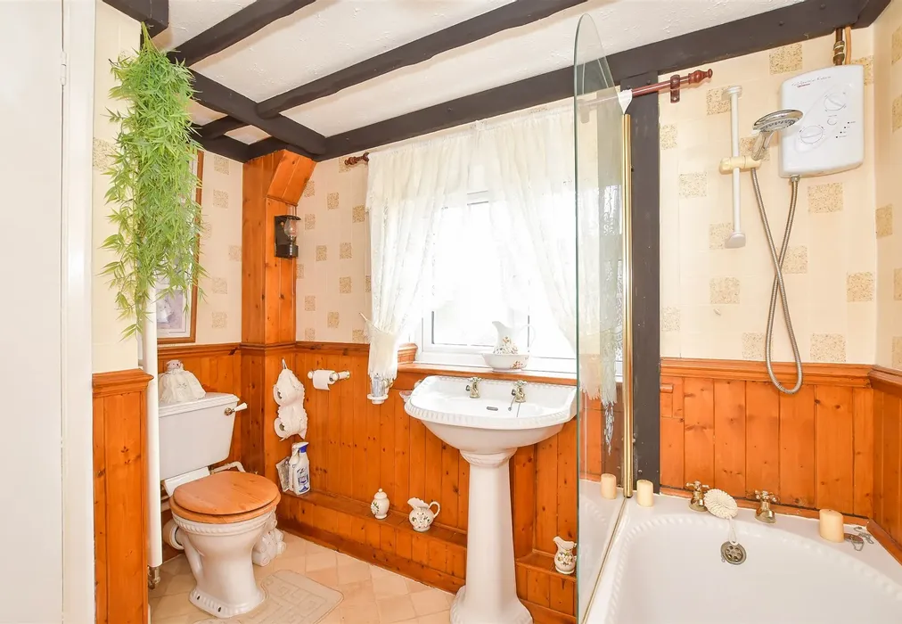 Bathroom - Flansham Lane, Bognor Regis, West Sussex - Wards of Kent
