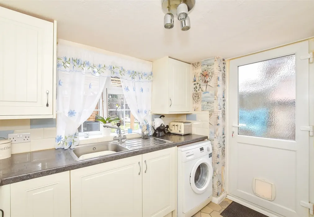 Kitchen - Flansham Lane, Bognor Regis, West Sussex - Wards of Kent