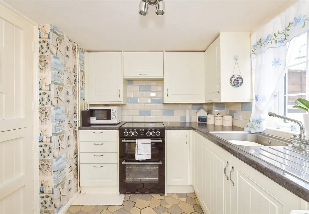 Kitchen - Flansham Lane, Bognor Regis, West Sussex - Wards of Kent