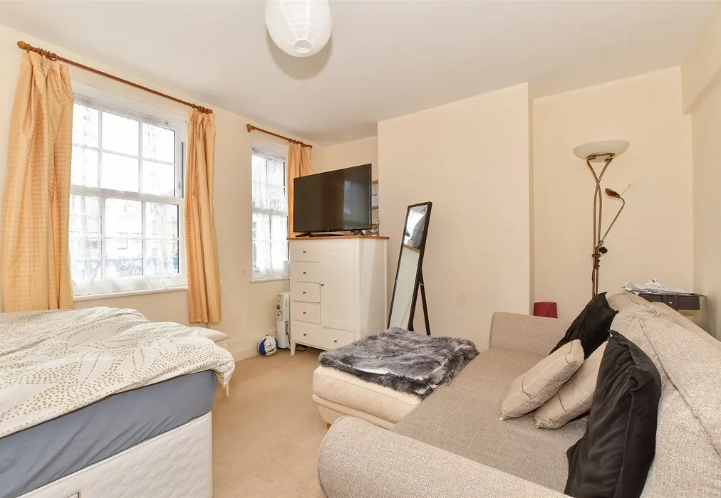 Lounge/Bedroom - High Street, Crawley, West Sussex - Wards of Kent