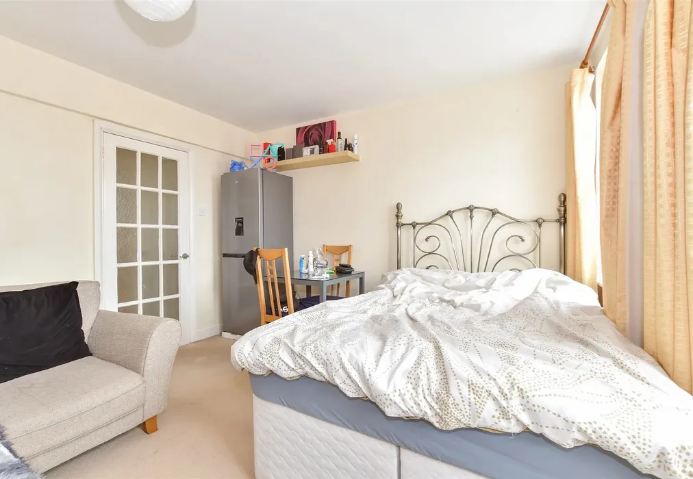 Lounge/Bedroom - High Street, Crawley, West Sussex - Wards of Kent