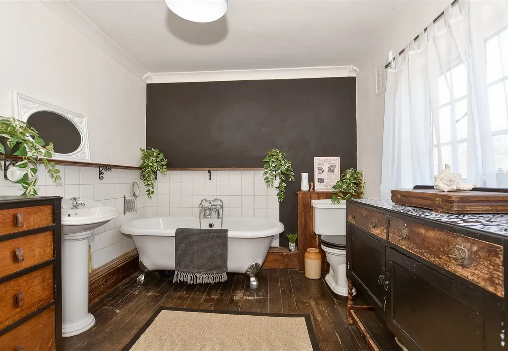 Bathroom - Plains Of Waterloo, Ramsgate, Kent - Wards of Kent