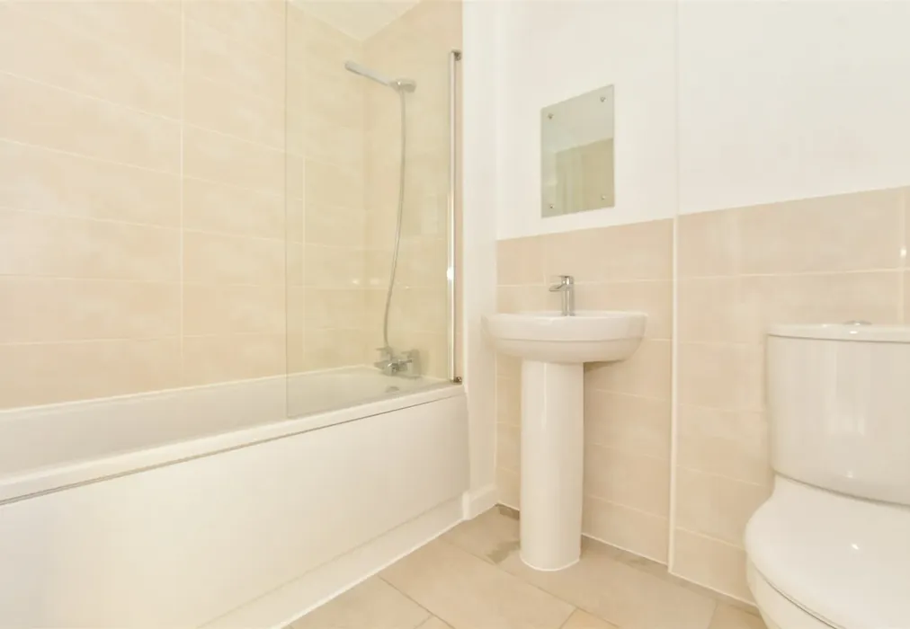 Bathroom - Crabapple Road, Tonbridge, Kent - Wards of Kent