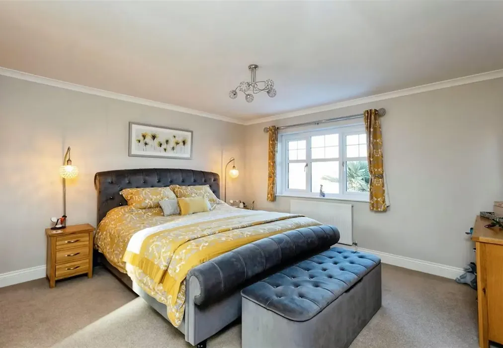 V Bedroom 1 - Lime Trees, Staplehurst, Kent - Wards of Kent