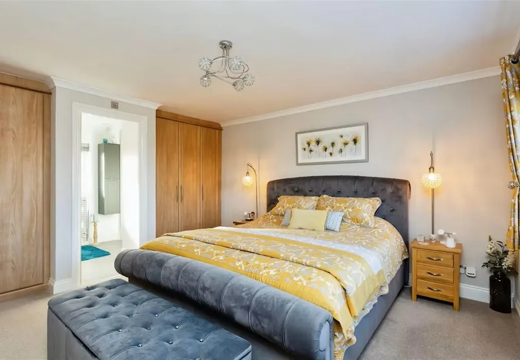 V Bedroom 1 - Lime Trees, Staplehurst, Kent - Wards of Kent