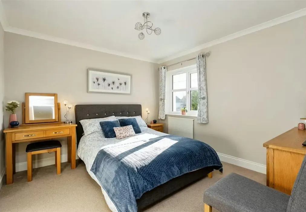 V Bedroom 2 - Lime Trees, Staplehurst, Kent - Wards of Kent