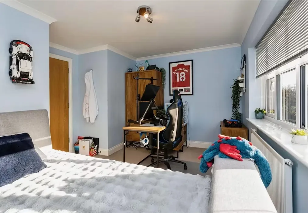 V Bedroom 3 - Lime Trees, Staplehurst, Kent - Wards of Kent