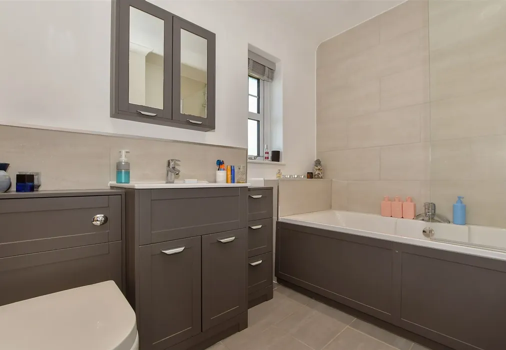 Bathroom - Lime Trees, Staplehurst, Kent - Wards of Kent