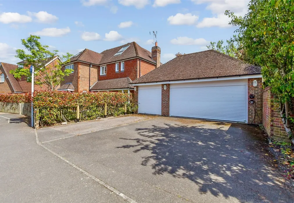 Garage - Lime Trees, Staplehurst, Kent - Wards of Kent