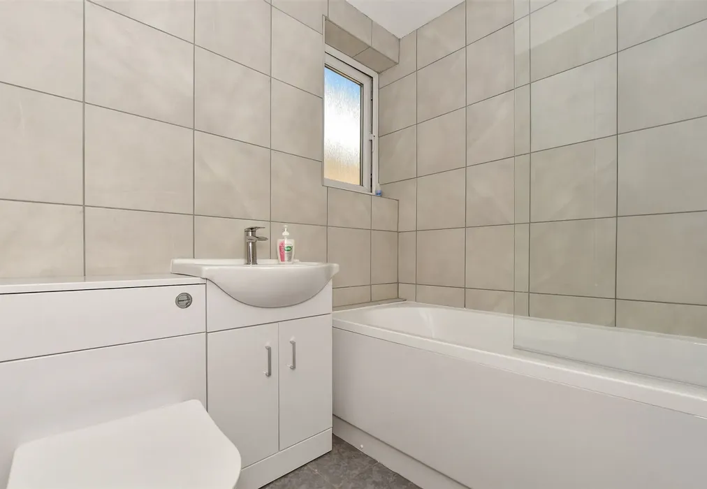 Bathroom - Cheriton Gardens, Folkestone, Kent - Wards of Kent