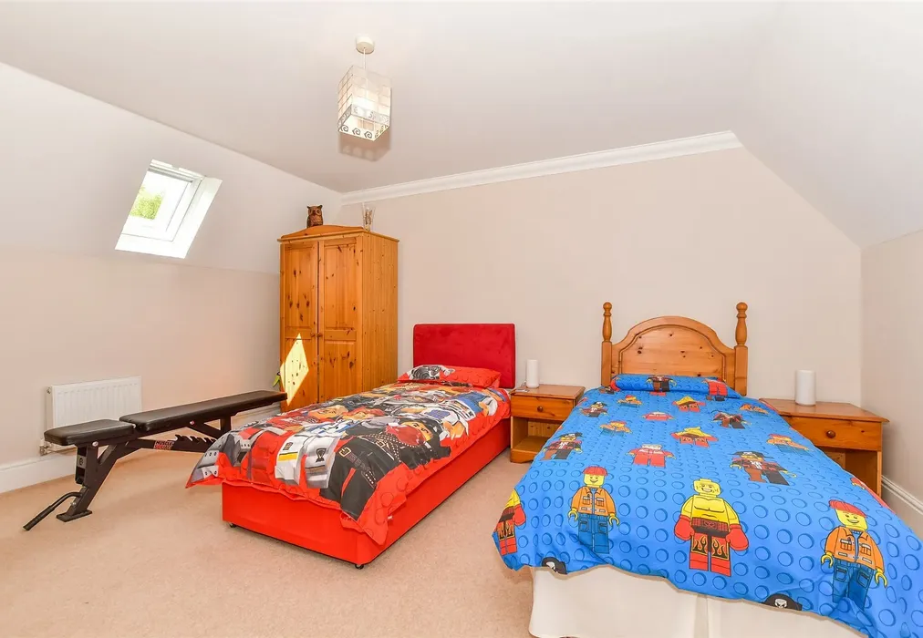 Bedroom 5 - Olivers Court, Horsmonden, Tonbridge, Kent - Wards of Kent