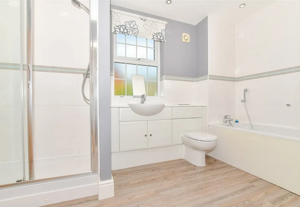 Jack And Jill Bathroom - Olivers Court, Horsmonden, Tonbridge, Kent - Wards of Kent