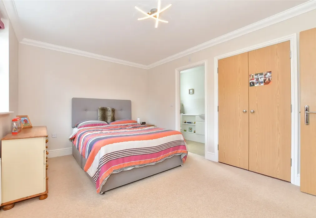 Bedroom 2 - Olivers Court, Horsmonden, Tonbridge, Kent - Wards of Kent