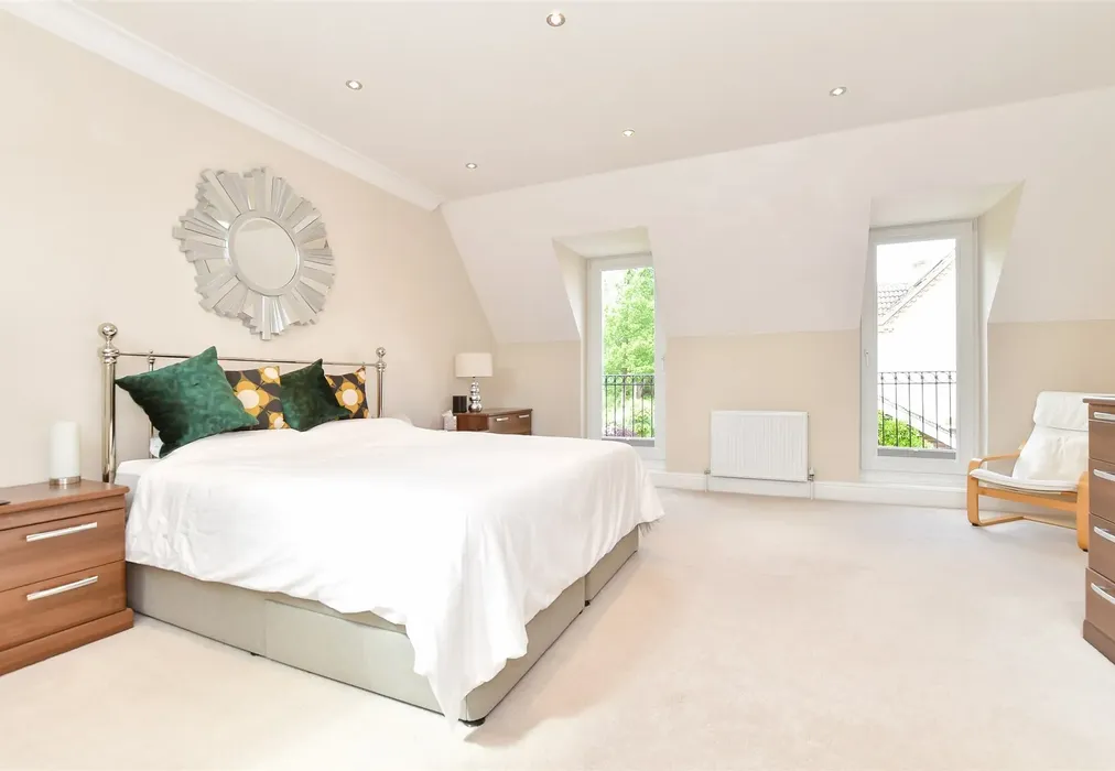 Bedroom 1 - Olivers Court, Horsmonden, Tonbridge, Kent - Wards of Kent