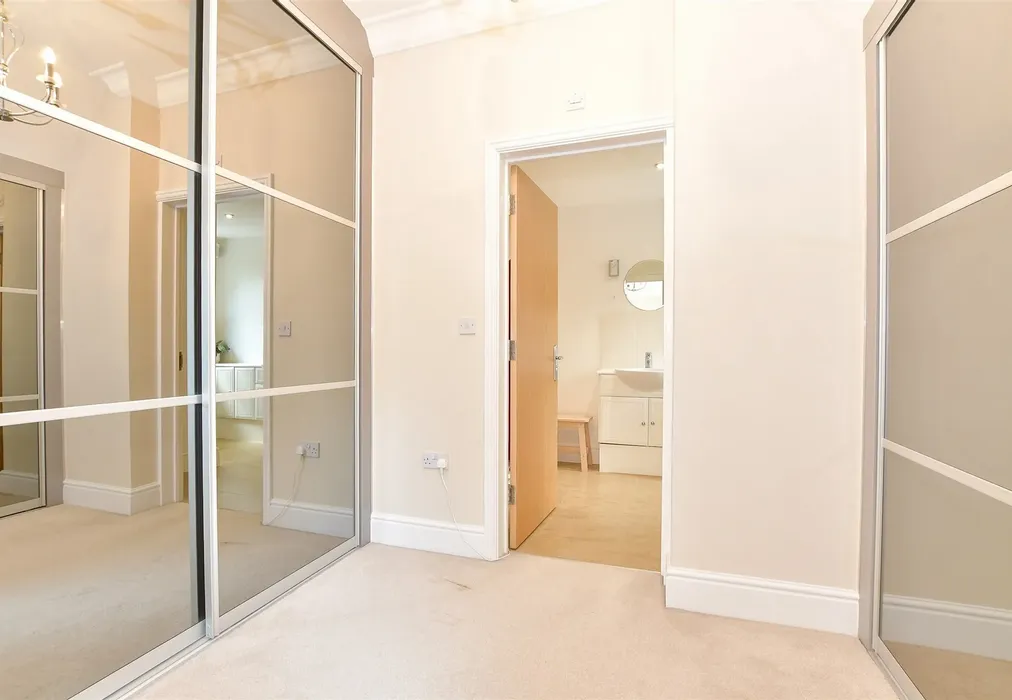 Dressing Area - Olivers Court, Horsmonden, Tonbridge, Kent - Wards of Kent