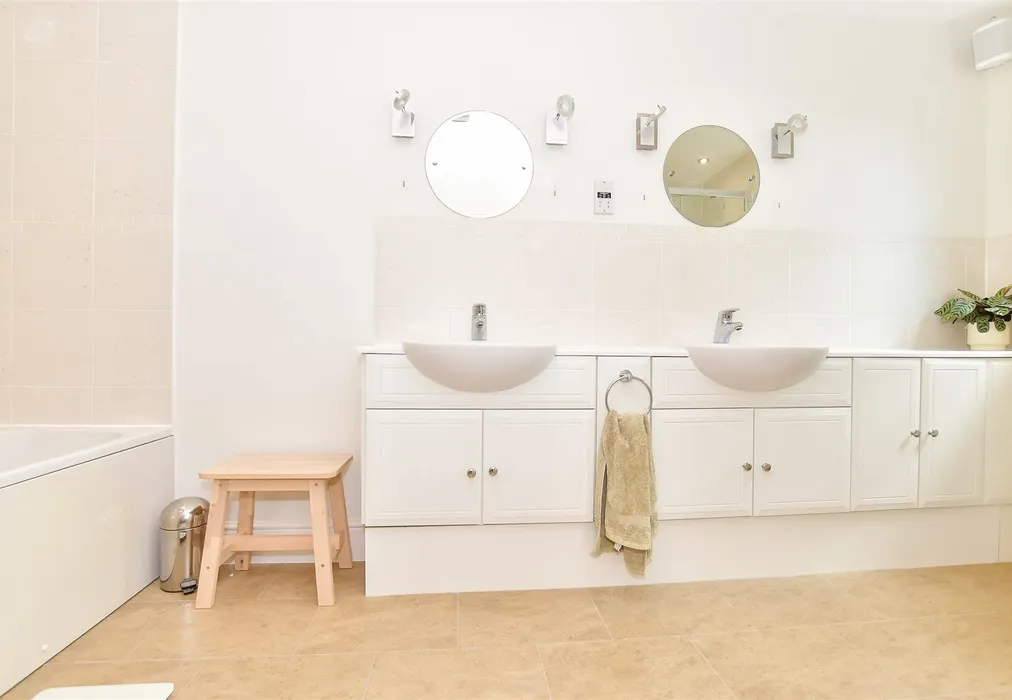 En-Suite Bathroom - Olivers Court, Horsmonden, Tonbridge, Kent - Wards of Kent