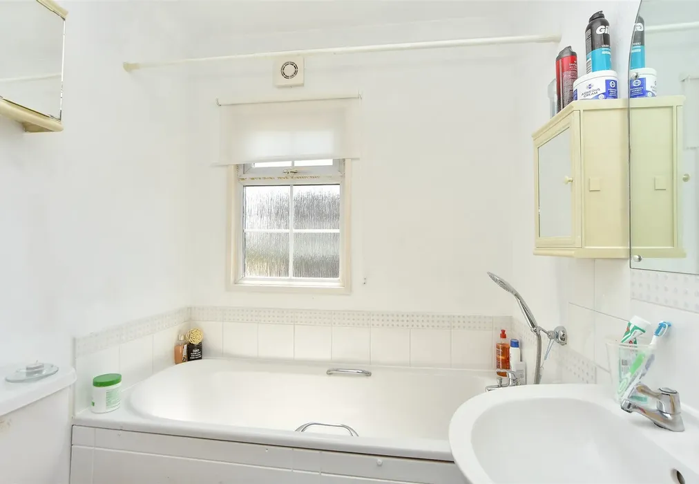 Bathroom - Kingsmead Park, Allhallows, Rochester, Kent - Wards of Kent