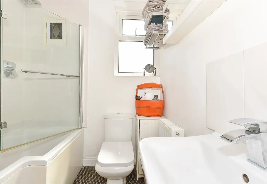 Bathroom - Monkton Road, Minster, Ramsgate, Kent - Wards of Kent