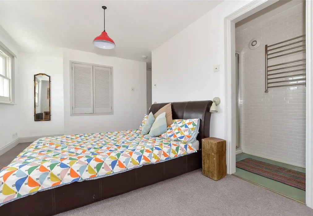 Annexe Bedroom - Trinity Square, Margate, Kent - Wards of Kent