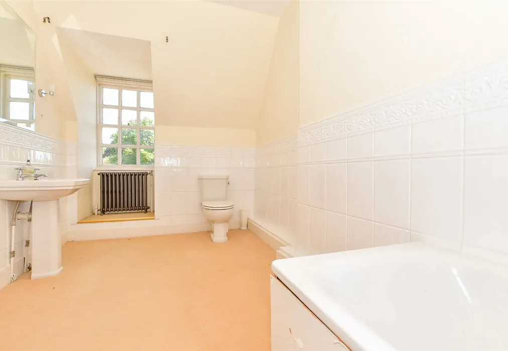 Bathroom - Maythem Road, Rolvenden, Cranbrook, Kent - Wards of Kent