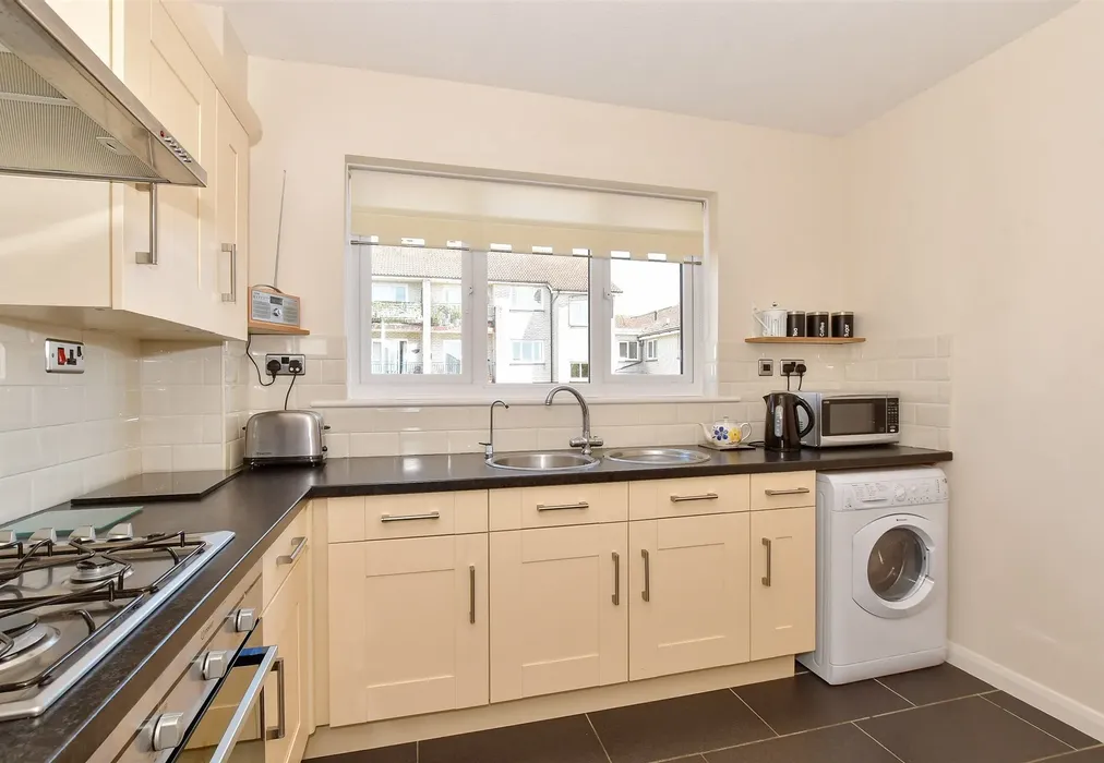 Kitchen - Prospect Road, Shanklin, Isle of Wight - Wards of Kent