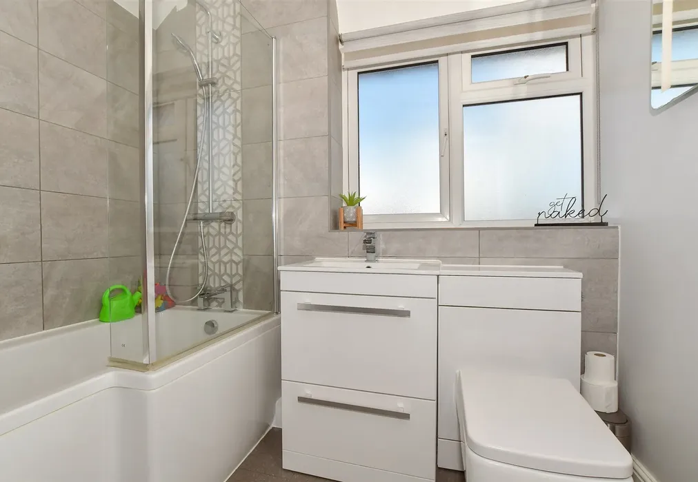Bathroom - Grove Road, Horley, Surrey - Wards of Kent