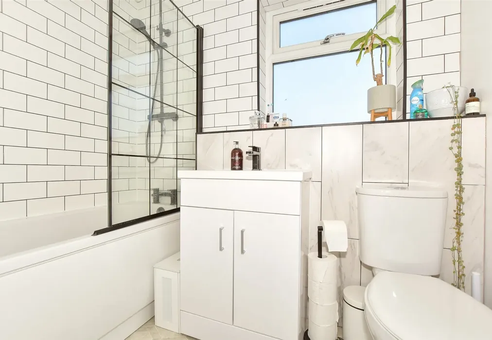 Bathroom - Becket Close, Deal, Kent - Wards of Kent