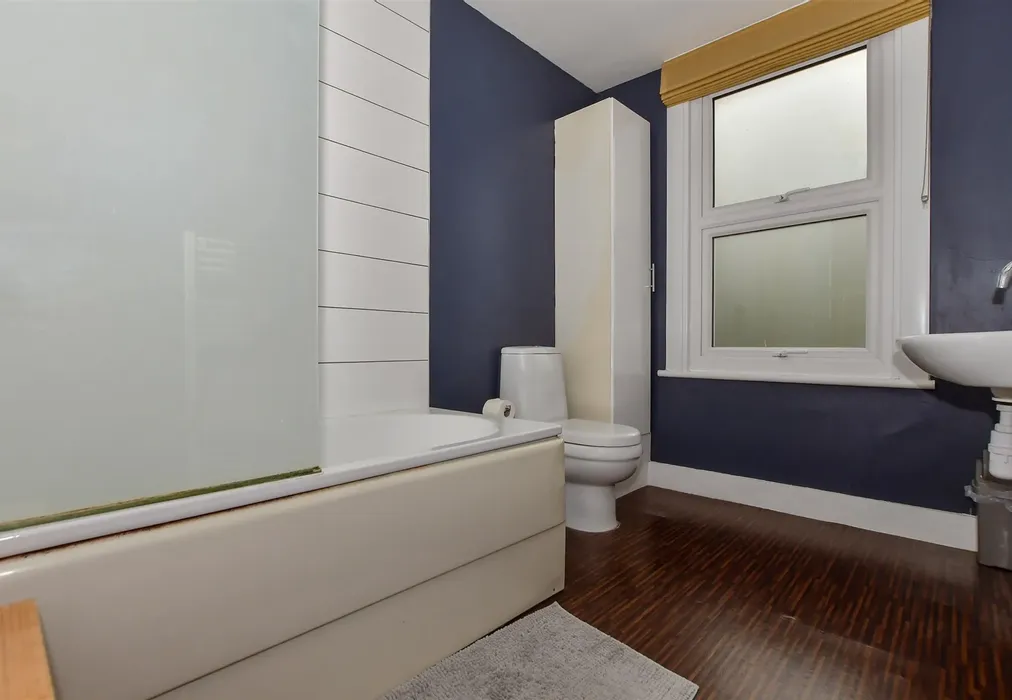 Bathroom - Tonbridge Road, Maidstone, Kent - Wards of Kent