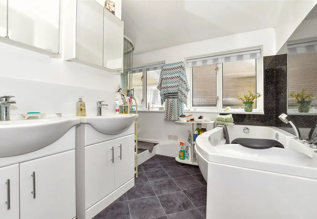 Bathroom - Grimston Avenue, Folkestone, Kent - Wards of Kent