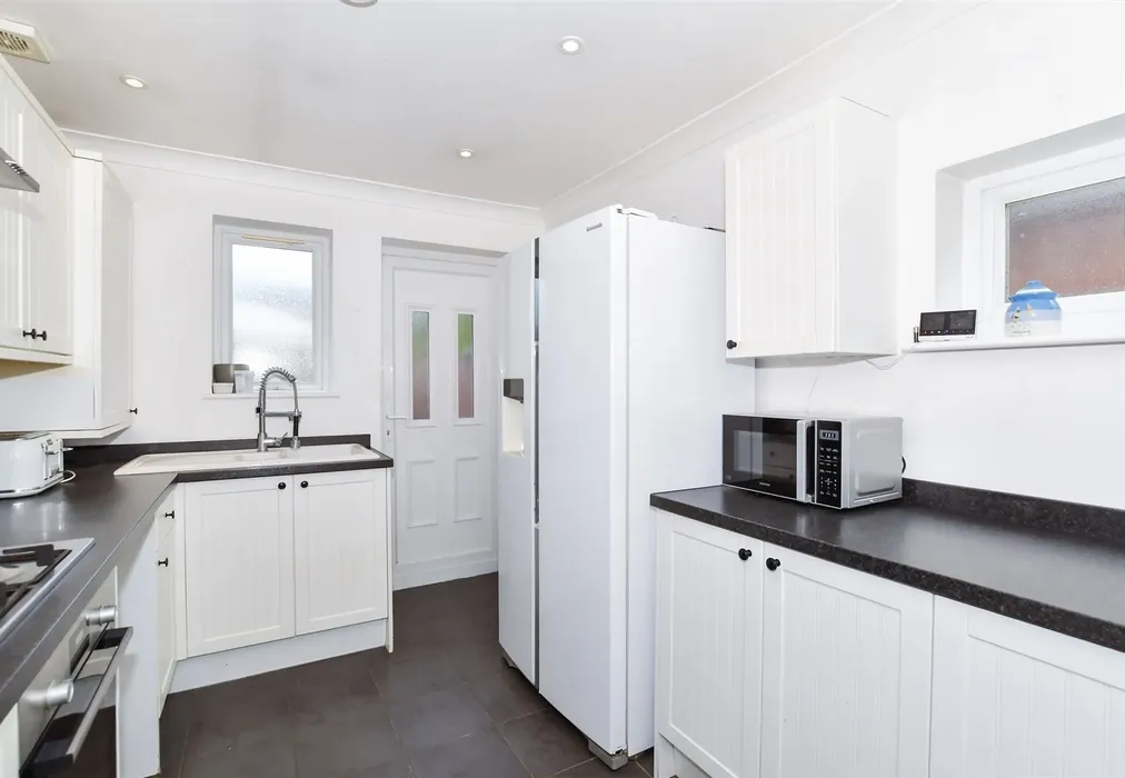 Kitchen - Queens Avenue, Snodland, Kent - Wards of Kent