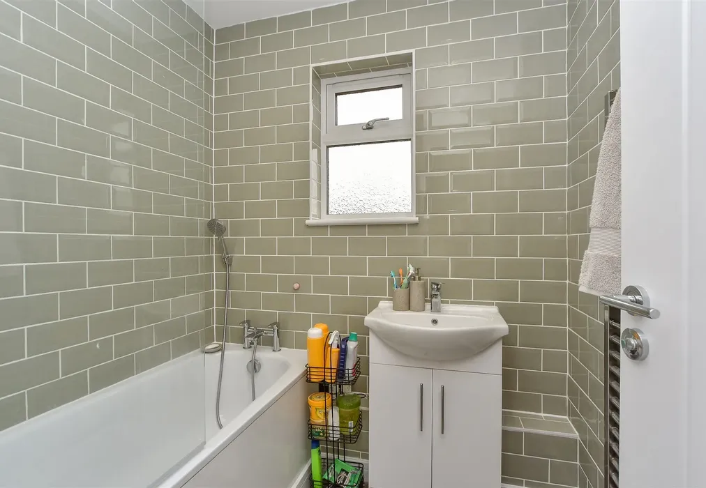 Bathroom - Goldfinch Close, Faversham, Kent - Wards of Kent